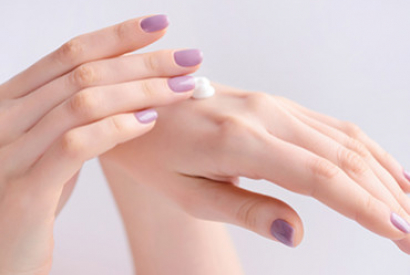 Les mains à l’épreuve cet hiver : gel hydroalcoolique, froid, vernis 